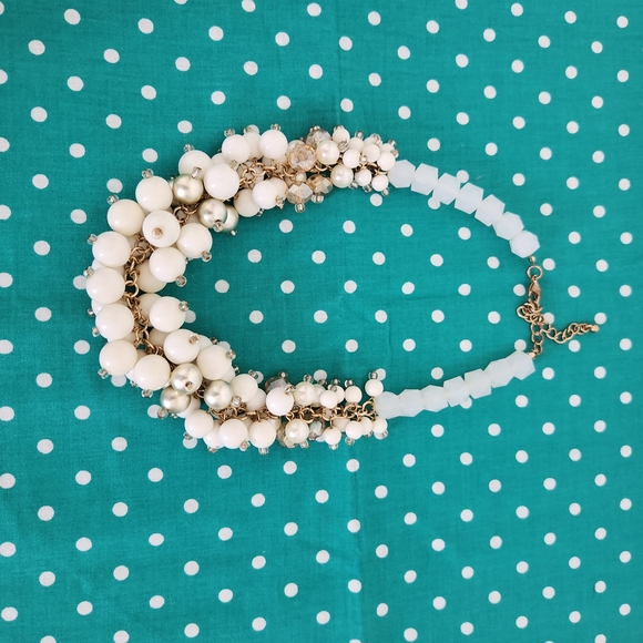 Vintage White and Gold Beaded Necklace - Picture 4 of 6